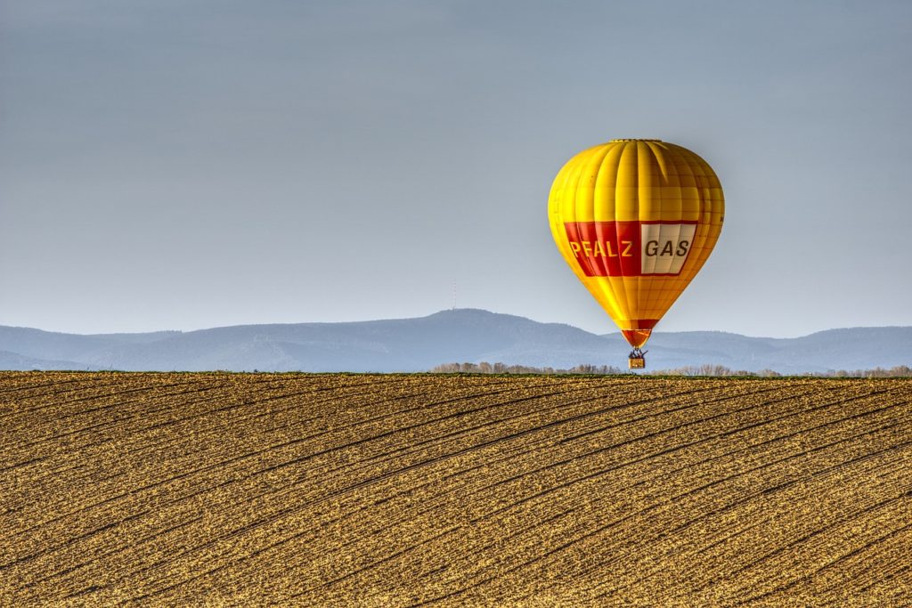 Une montgolfière survolant un champ