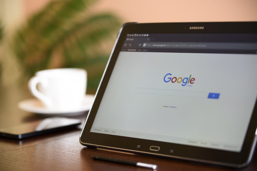 Une tablette avec l'écran d'accueil de Google