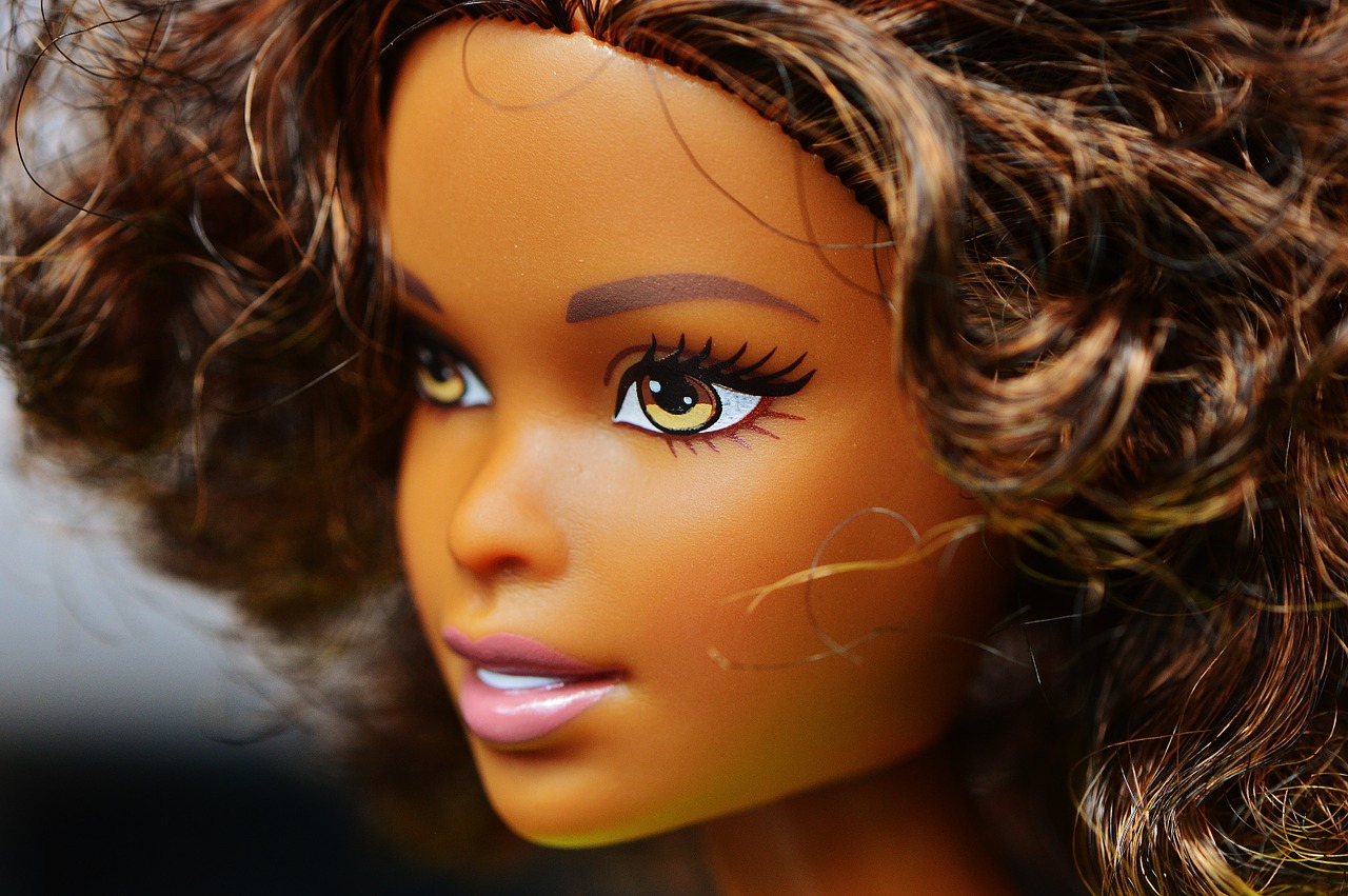 Une poupée Barbie brune