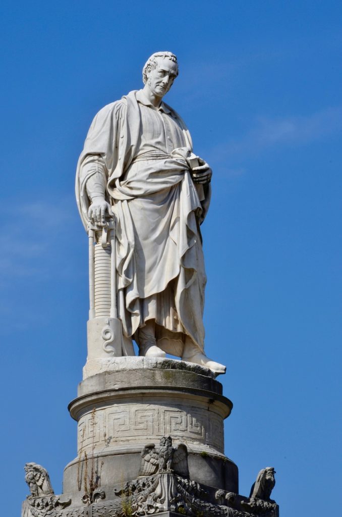 Statue d'Alessandro Volta, inventeur de la pile