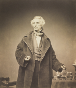 Portrait de Samuel Morse en 1857 avec un manipulateur Morse.