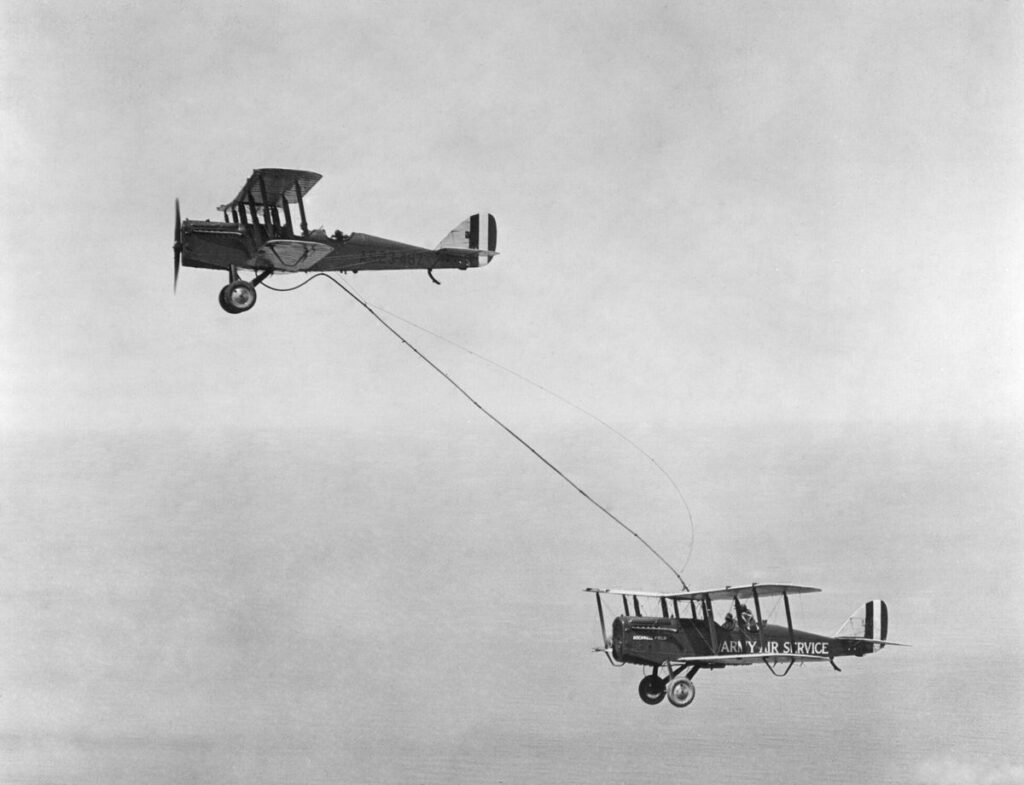 Deux avions en vol, l'image montre le premier ravitaillement en carburant.