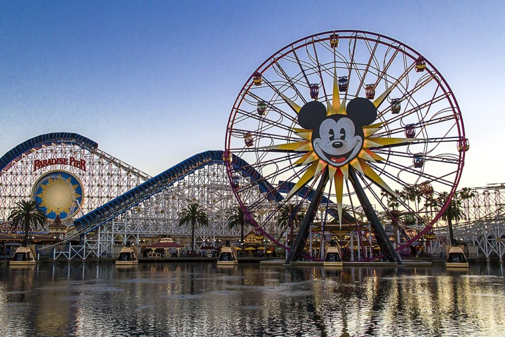 Une grande roue dans un parc d'attraction en Californie
