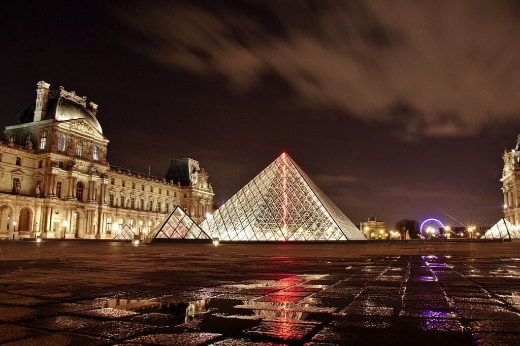 La pyramide du Louvre, à Paris.
