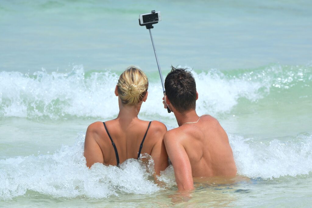 Un couple se prenant en selfie.