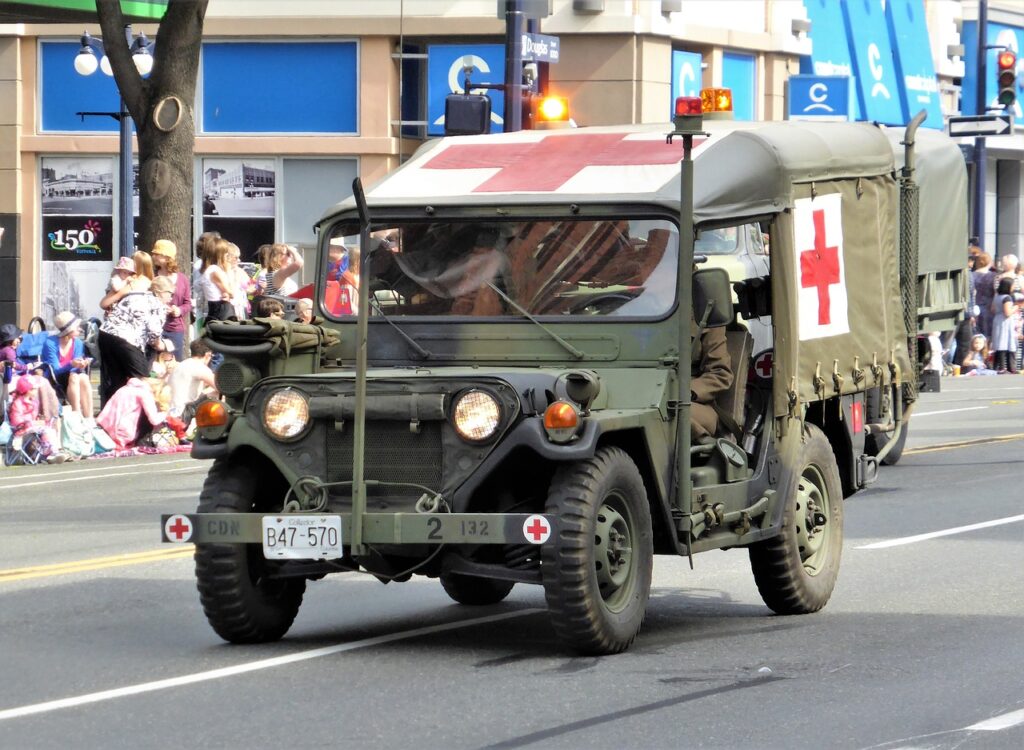 Une Jeep de la Croix-Rouge.