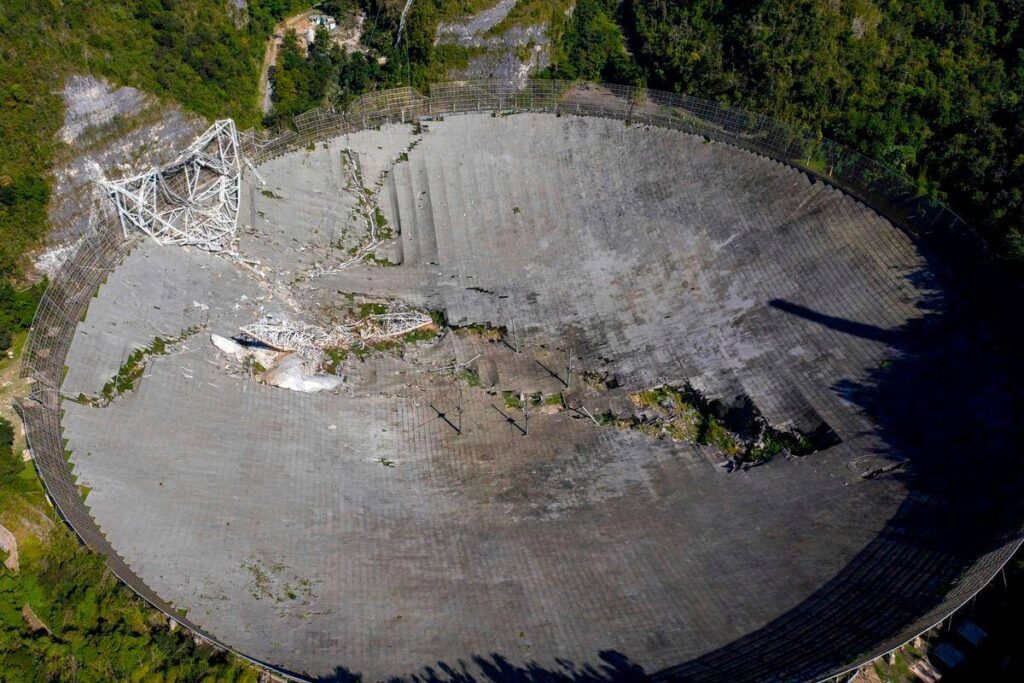 Le radiotéléscope d'Arecibo détruit