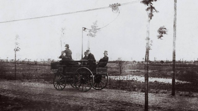 Le premier trolleybus, l'Elektromote
