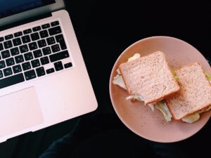 Un sandwich a côté d'un PC