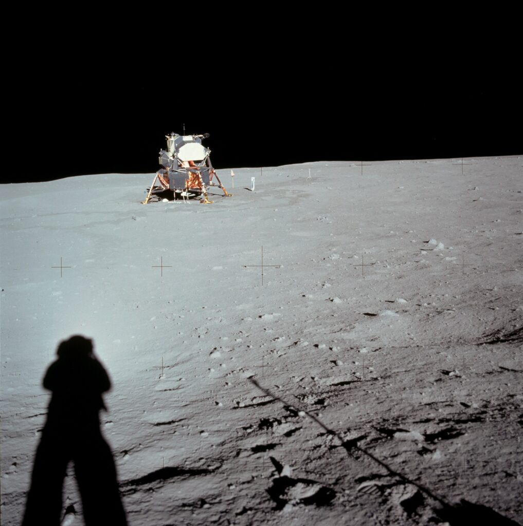 Armstrong photographiant le LM à distance