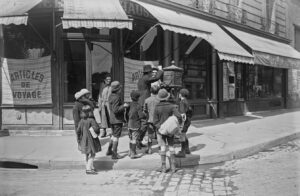 Scène de rue: des enfants entourent un avertisseur incendie à Paris, en 1924