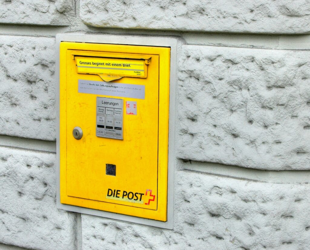 Une boite jaune de la Poste Suisse